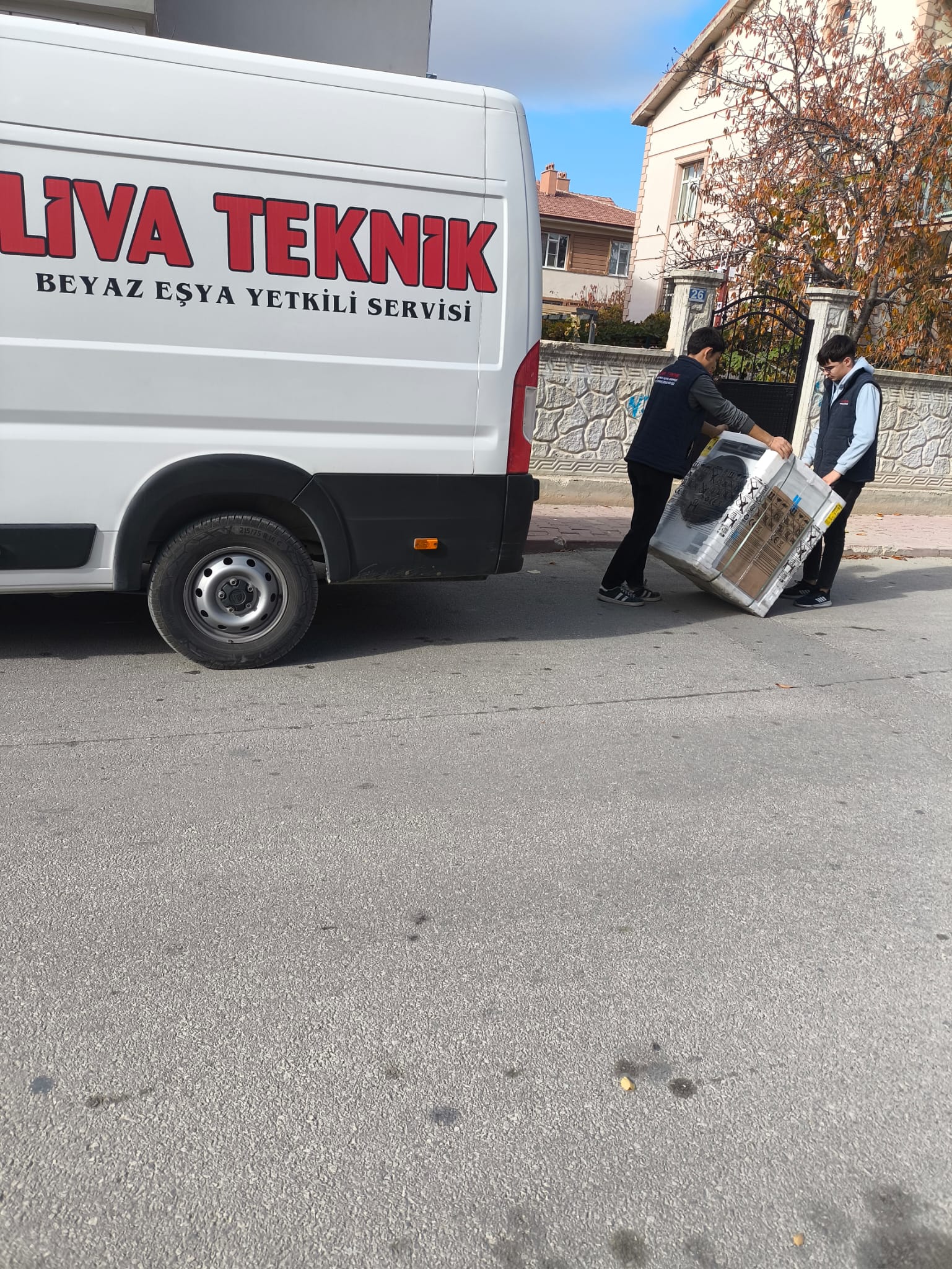 Liva Teknik servis aracı ve saha ekibi cihaz teslimatında